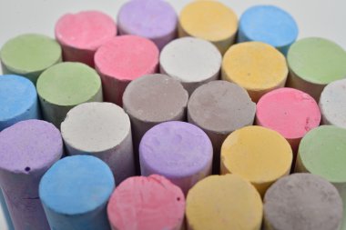 Beyaz backgr renklerin çeşitli tebeşirler makro resmi