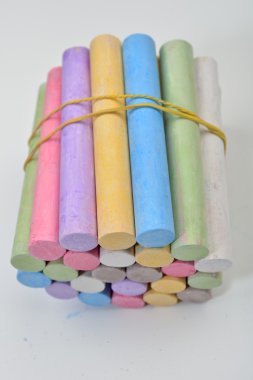 Tebeşirler renkleri çeşitli parçalarını düzenlenmiş ve e ile bağlı