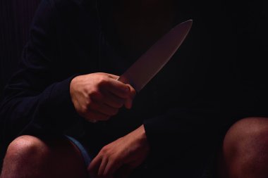 Yaklaşık saldırı, o genç adam yardım, Closeup elinde bir bıçak