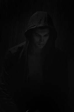 Resmi bir genç çocuk ciddi ifade ve siyah hoodi