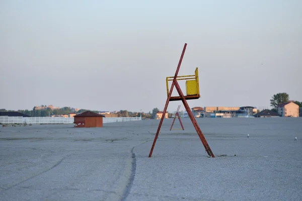 Vintage and rusty lifeguard tower on an empty beach in the sunse — Stock Photo, Image