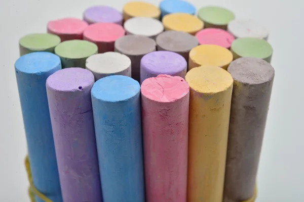 Pieces of chalks in a variety of colors arranged and tied with e — Stock Photo, Image