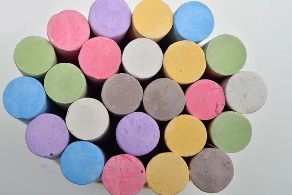 Close up of chalks in a variety of colors arranged in circle on — Stock Photo, Image