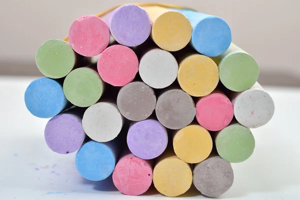 Close-up de giz em uma variedade de cores dispostas em círculo em — Fotografia de Stock