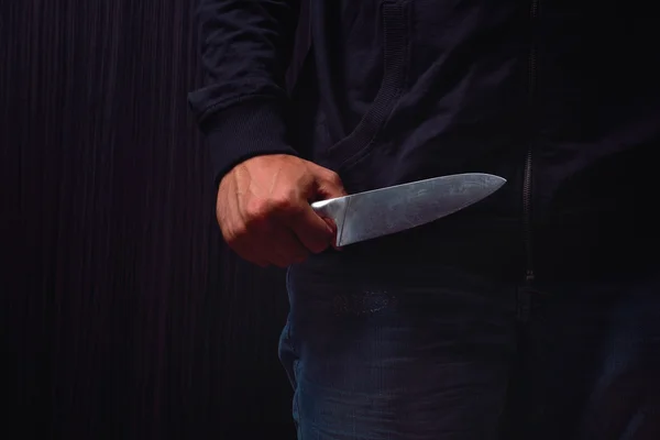 Closeup of a young man hand, holding a knife, about to attack, o — Stock Photo, Image
