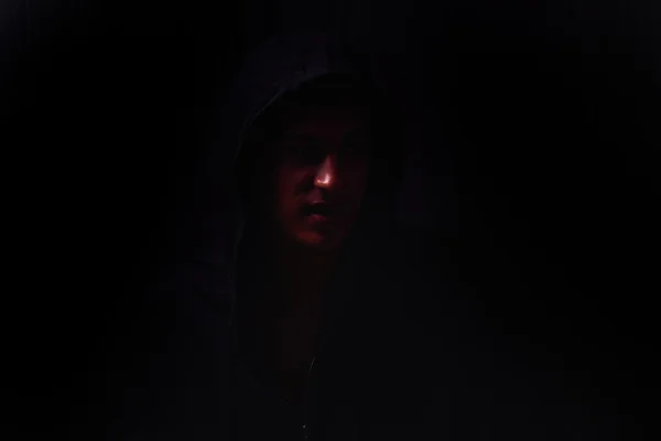 Portret van tiener jongen met ernstige expressie en zwarte hoodie — Stockfoto