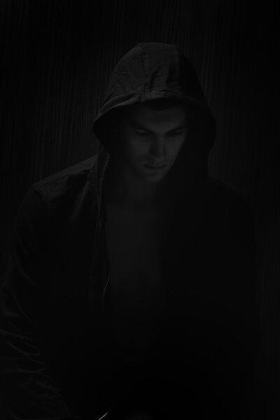 Фотография подростка с серьезным выражением лица и черной толстовкой
