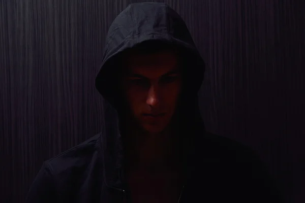 Portret van tiener jongen met ernstige expressie en zwarte hoodie — Stockfoto