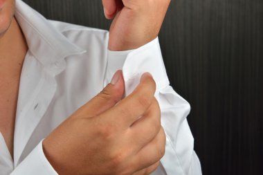 Yakın kadar eller adamın kapanır düğmeleri nasıl onun beyaz kol shi