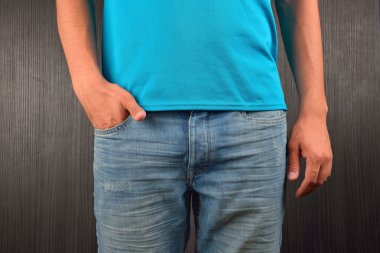 Sağ eli cebinde onun kot, weari ile genç adam