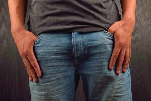 Close up das mãos com dedos grandes em bolsos de seu je azul — Fotografia de Stock