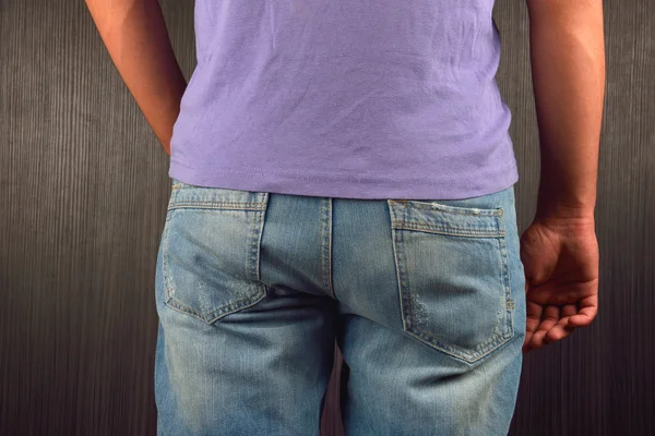 Rücken eines jungen Mannes, der ein lila Blanko-T-Shirt trägt, — Stockfoto