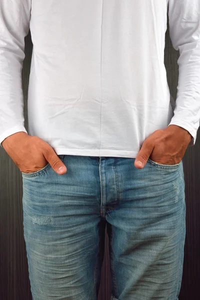 Close up de mãos em bolsos de jeans azuis de homem jovem vestindo — Fotografia de Stock