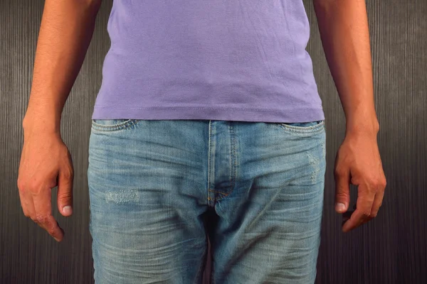 Young man wearing purple blank t-shirt, standing in a studio on — Φωτογραφία Αρχείου