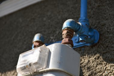 Duvardaki boru olan eski gaz ölçer
