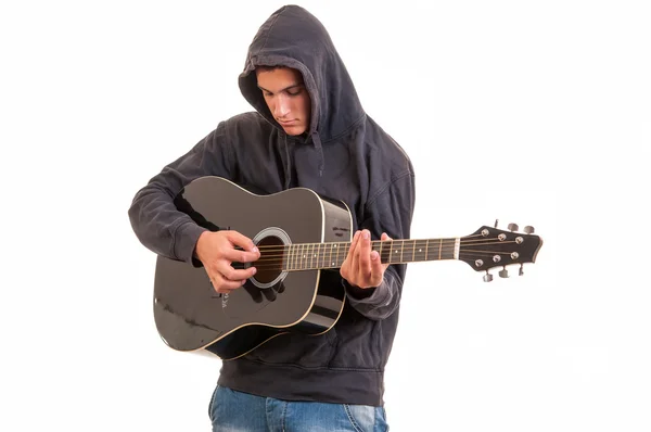 Młody człowiek ubrany w bluzę z kapturem starać się zrozumieć jak grać acous — Zdjęcie stockowe