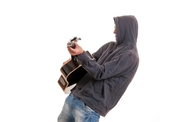 Giovane musicista con cappuccio che suona la chitarra e danza — Foto Stock