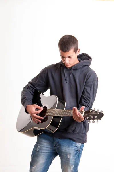 Ragazzo adolescente suona una chitarra acustica con molta sensazione — Foto Stock