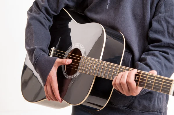 Nahaufnahme von Händen, die das Spielen einer akustischen Gitarre erlernen — Stockfoto