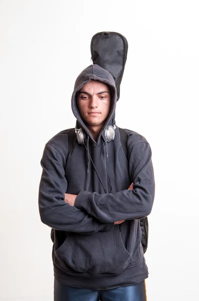 Bilden av tonåring i svarta kläder och hoodie med hörlurar är — Stockfoto