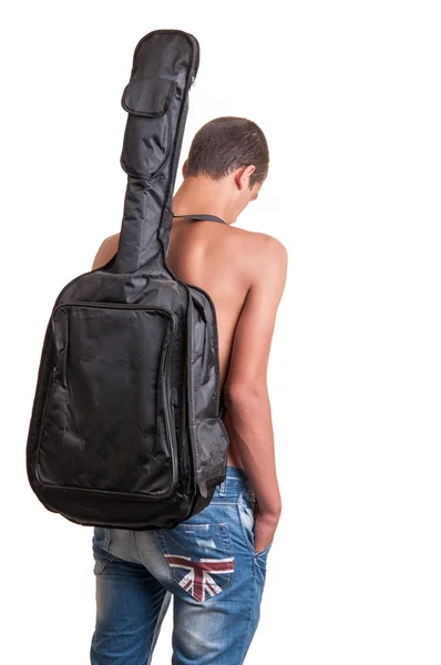 Junger Gitarrist trägt kein Oberteil mit Akustikgitarre auf dem Rücken — Stockfoto