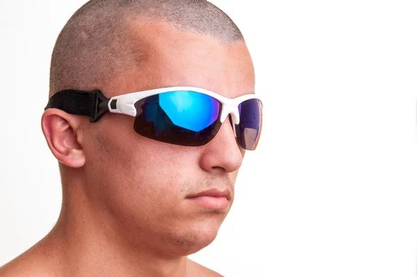 Chico calvo con gafas de sol de moda posando contra un respaldo blanco — Foto de Stock