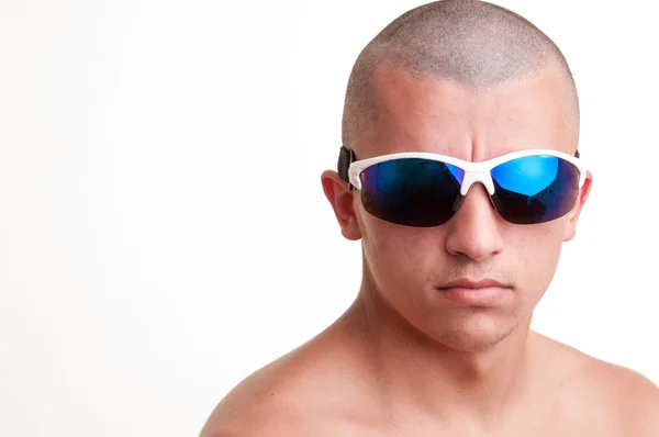 Chico calvo con gafas de sol de moda posando contra un respaldo blanco — Foto de Stock