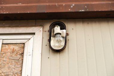 Eski ve paslı eski ev açık lamba