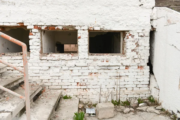 Bir KBB önde gelen zamanla eski kısmen tahrip merdiven