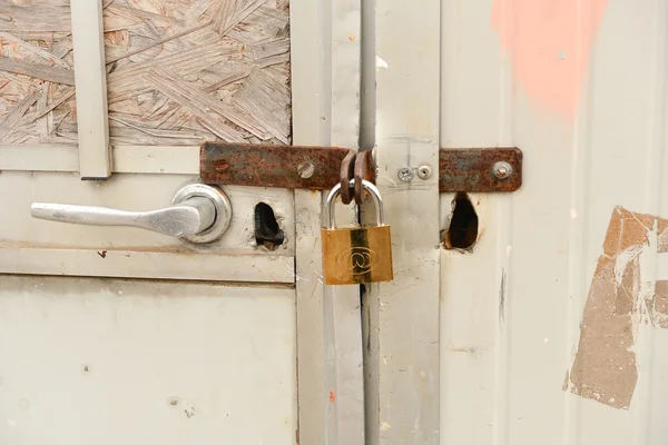 Zbliżenie na zardzewiały Drzwi stalowe bezpieczne ryglowanie złote pad — Zdjęcie stockowe