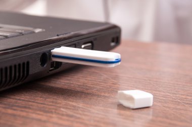 USB flash sürücü sopa dizüstü bilgisayara bağlı