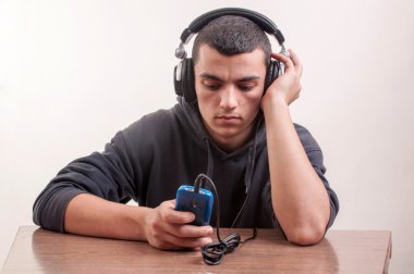 Genç çocuk onun mp3 çalarý büyük dinler gibi eğlenmek