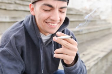 Ergenlik sorunu. Sad ve düşünür genç sigara cigarett