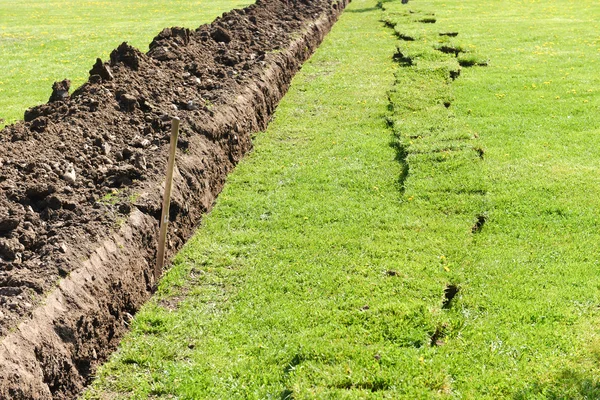 Preparazione buca nel terreno per l'installazione, scavando trincee — Foto Stock