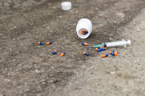 Drug overdose concept - pills and injection — Stock Photo, Image