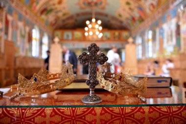 Kutsal haç ve düğün kron kiliseden ayrıntılarını Close-Up