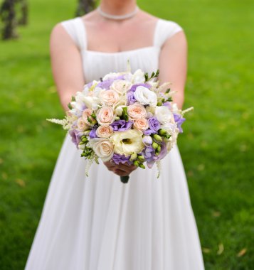 Gelin düğün buket renkli çiçeklerle holding