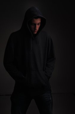 genç siyah arka plan üzerinde seyir hoodie ile