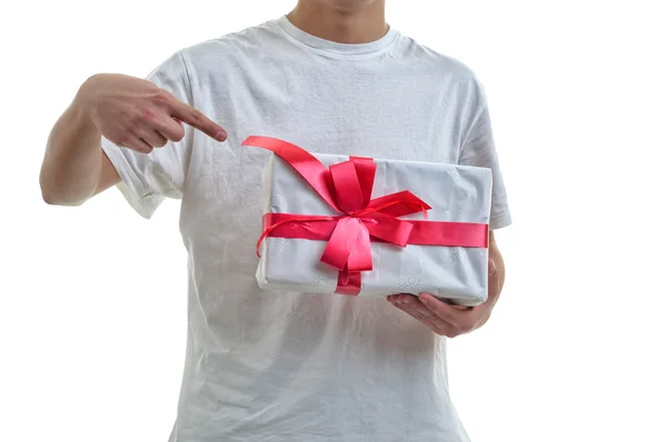 Hombre joven ofreciendo un regalo blanco con cinta roja. Es po —  Fotos de Stock