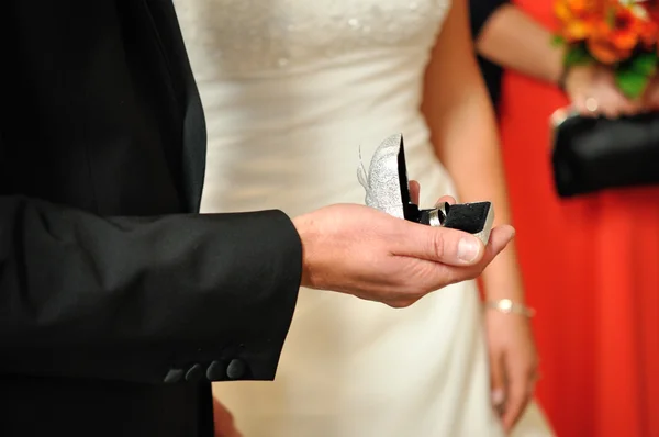 Close-up foto van bruid en bruidegom, houdt hij vak openen met we — Stockfoto