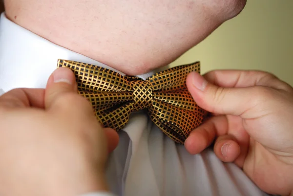 Groomsmen helpen bruidegom te zetten vlinderdas — Stockfoto