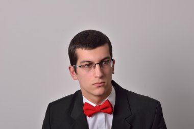 Siyah smokin poz bir şık genç moda adam portresi