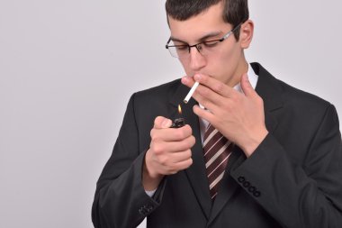 Smokin aydınlatma sigara Studio genç adam giymiş