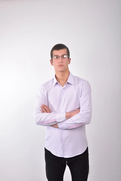 Portrait d'un jeune homme intelligent sérieux avec des lunettes debout avec — Photo