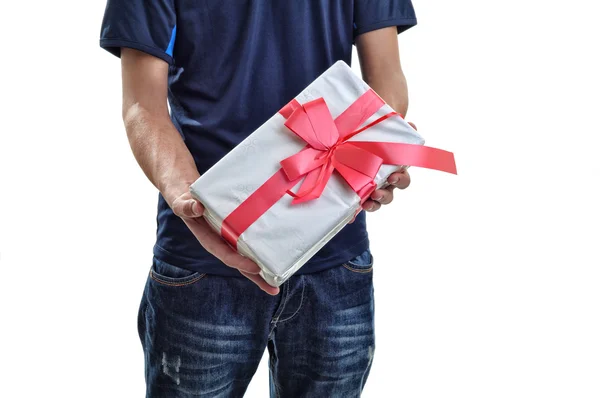 Hombre joven ofreciendo un regalo blanco con cinta roja. Aislado —  Fotos de Stock