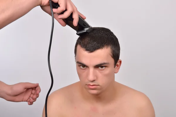 Крупним планом студентка-чоловік, яка стрижеться зачісками — стокове фото