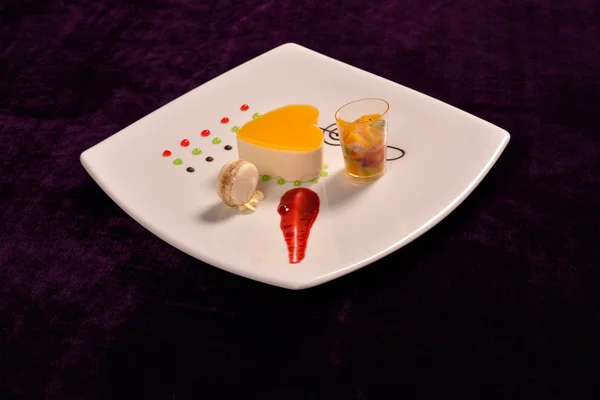 Sobremesa colorida no restaurante, misture bolo de frutas e macaron — Fotografia de Stock