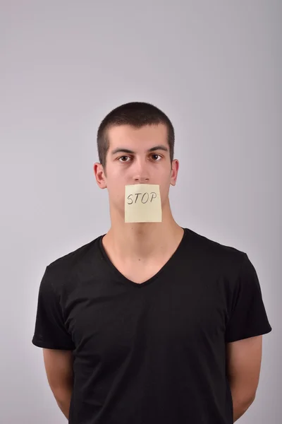 Adolescente com nota de parada em sua boca — Fotografia de Stock