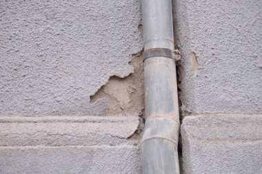 Arka plan olarak eski ve kırık duvarda eski boru