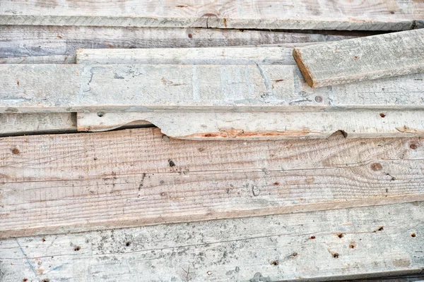 Empilement de vieux clous en bois dans la cour à bois — Photo